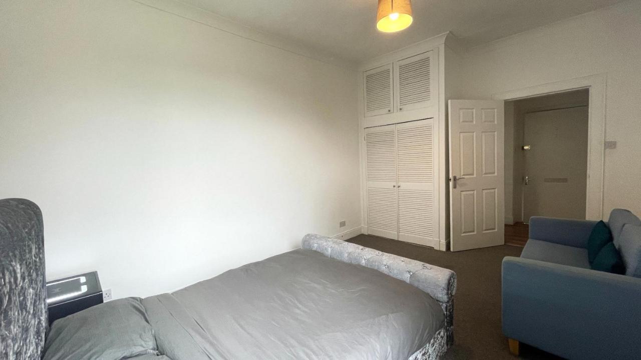 2 Bedrooms Entire Self Check In Apartment Kelty